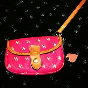 👛Authentic Dooney and Bourke clutch 👛